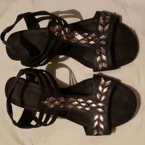 Being sandals elastic back